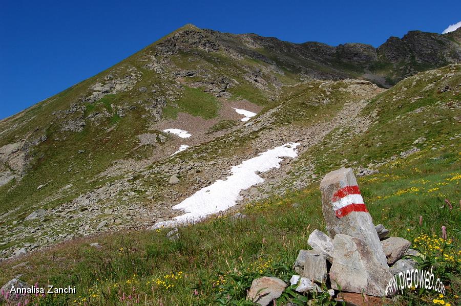 08 Chierico salendo verso i laghi di Caldirolo.JPG